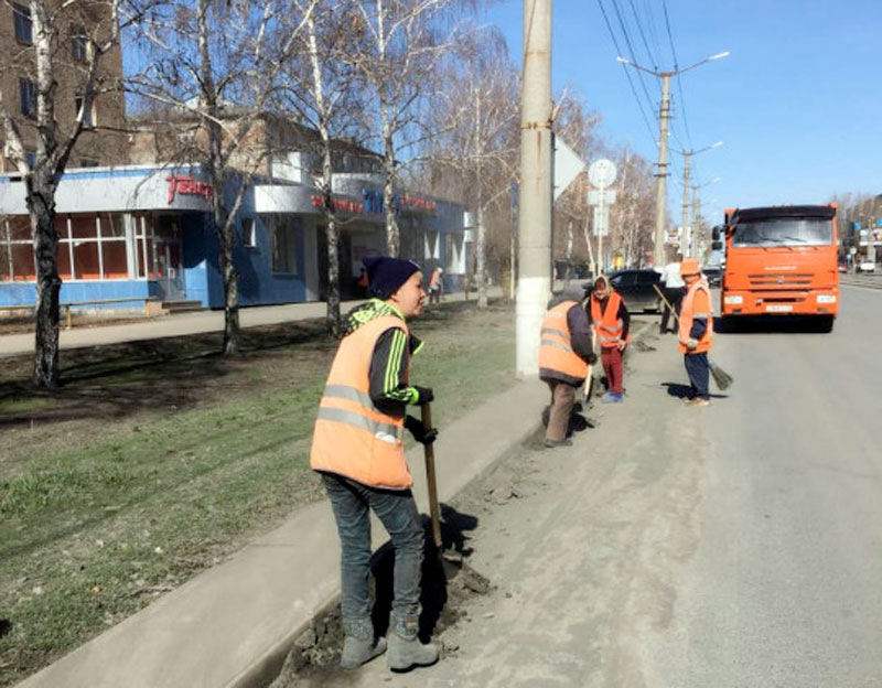 Чистят, подметают и мусор собирают