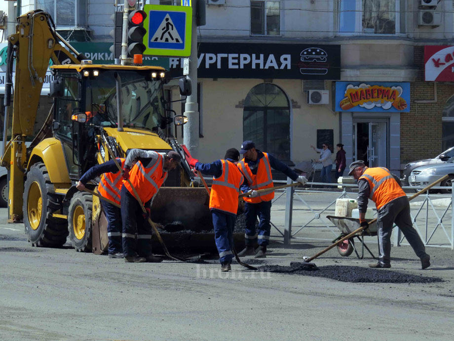 Ямы заделывают «конвейерно»