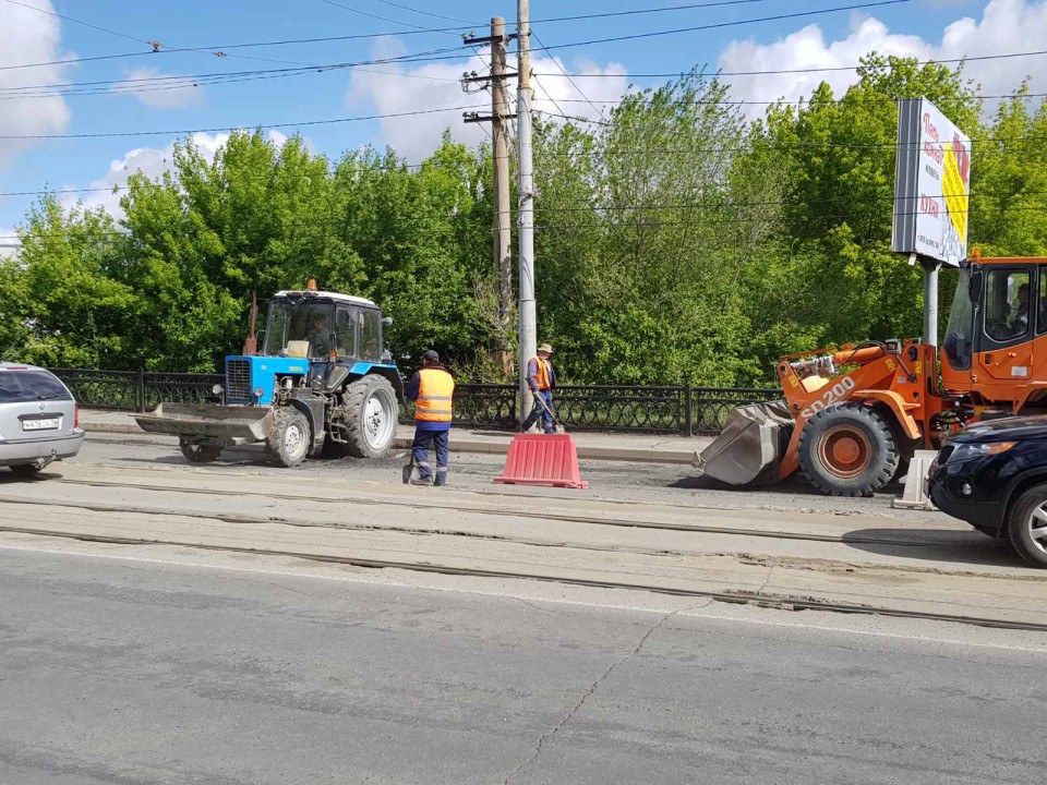 На гагаринском путепроводе латают дыры