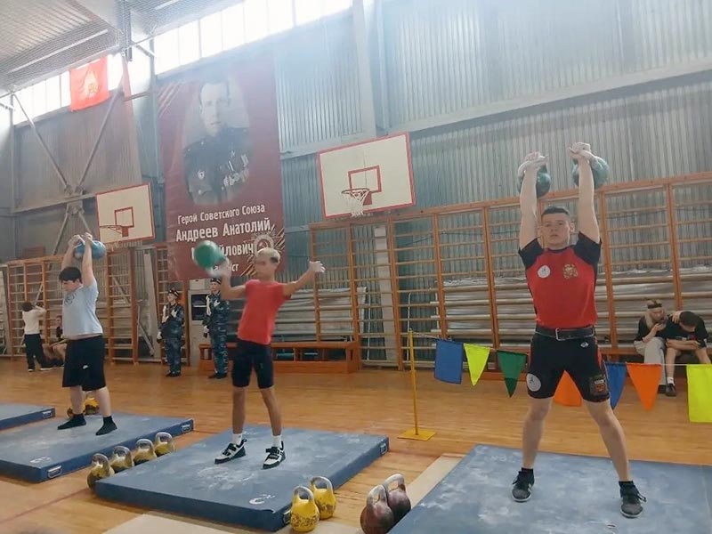 Поиграли гирями