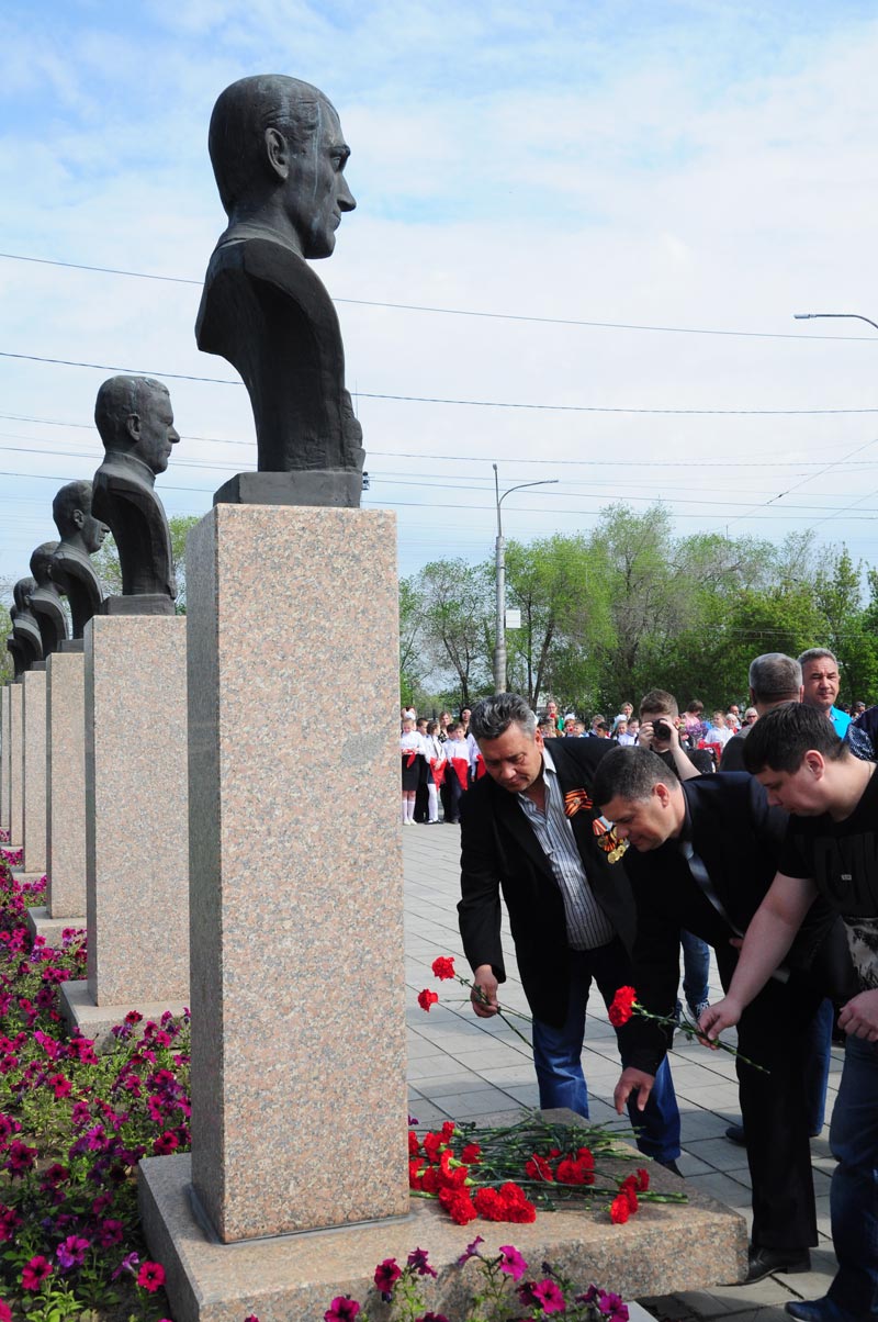 Пионерский костер не угасает. Школьникам повязали красные галстуки