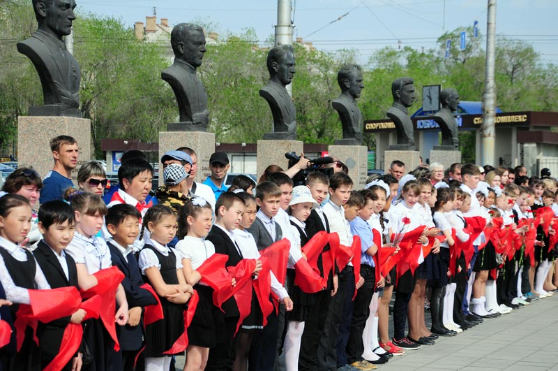 Пионерский костер не угасает. Школьникам повязали красные галстуки