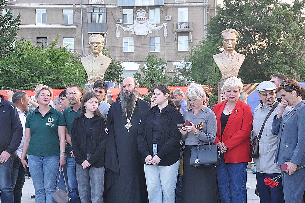 Зажжённые свечи сложились в картину