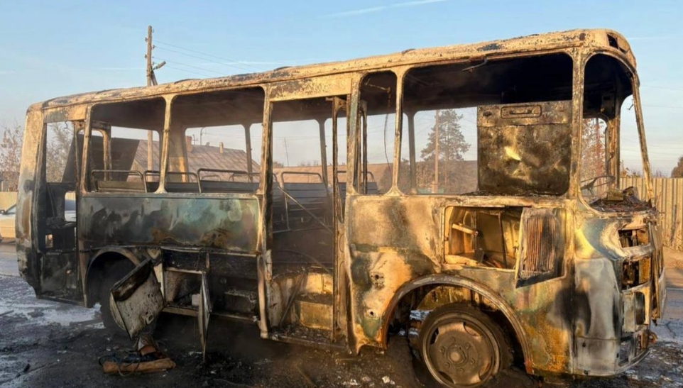 Автобус загорелся в районе железнодорожного переезда