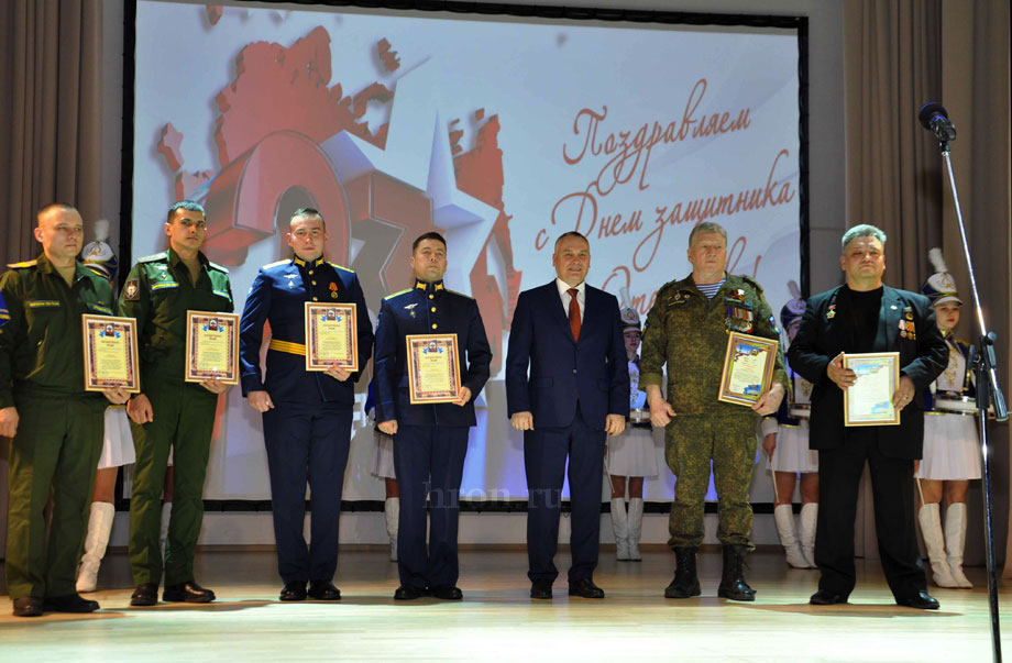 Сильных и мужественных поздравили песнями и танцами