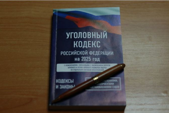 Двум иностранцам продлили содержание под стражей по делу о наркотиках и нападении на полицейского