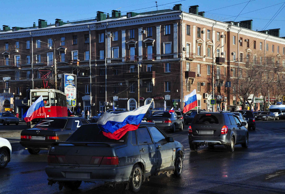 На прежнем месте. Машины России. Российский флаг на здании. Российский флаг фото. Машины из Крыма на РФ.