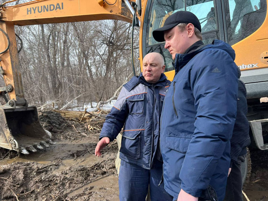 На место аварии на чугунном водоводе выехал замминистра региона