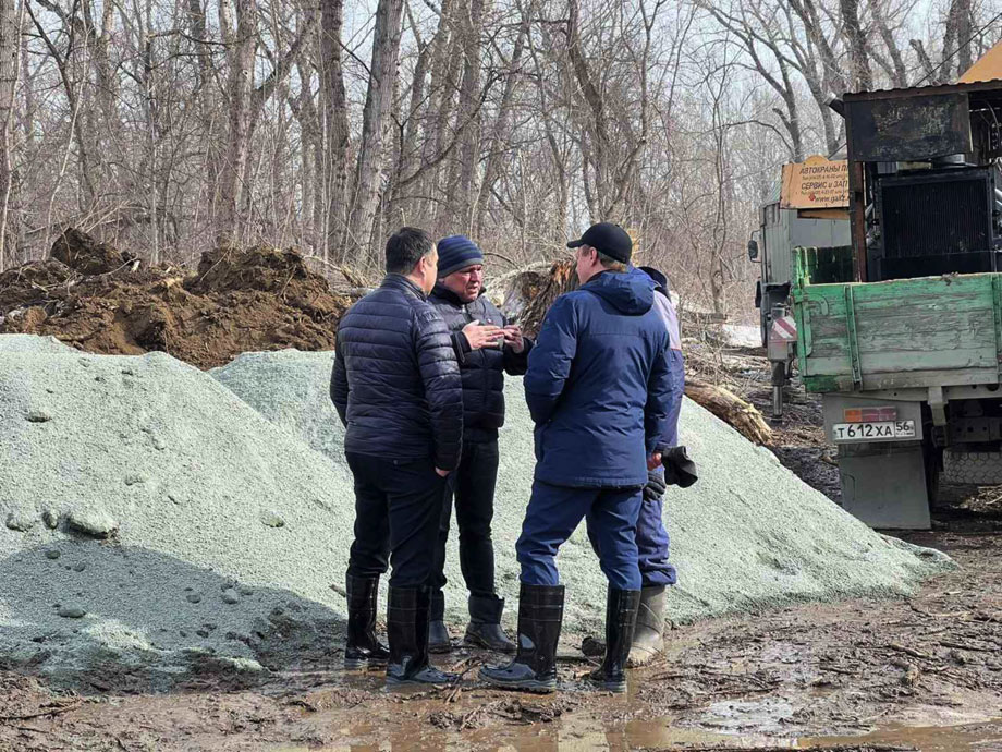 На место аварии на чугунном водоводе выехал замминистра региона