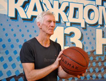 Знак ГТО на груди у него. Как Александр Шнерр все успевает