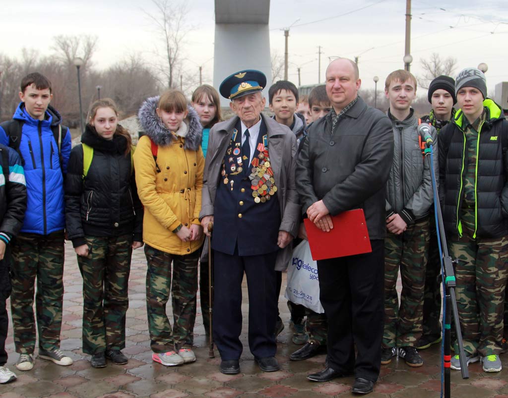 Боевой летчик увлек ребят небом