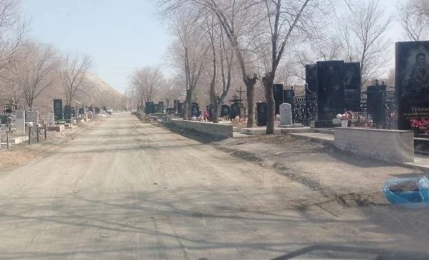 Десятки тысяч горожан посетили кладбища