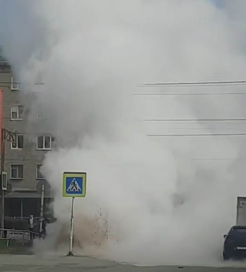 В центре города прорвало теплотрассу: кипяток бил фонтаном из-под земли