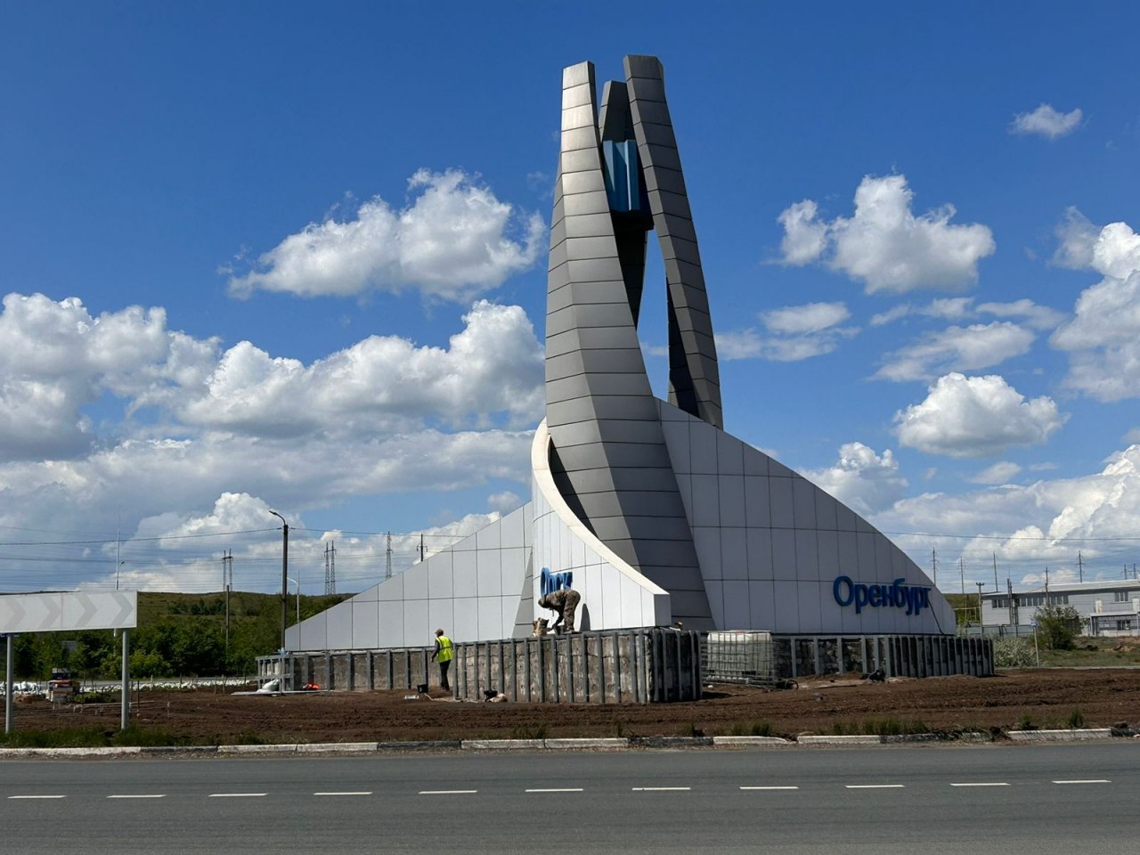 Стелу на въезде в город обновят
