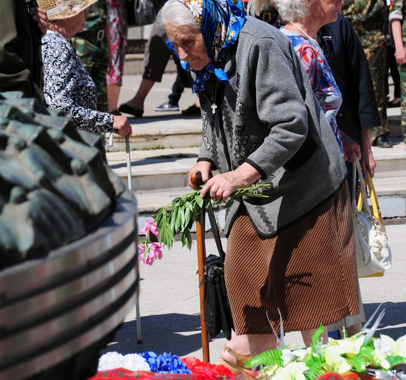 Как началась война... Орчане несли цветы в сквер Славы