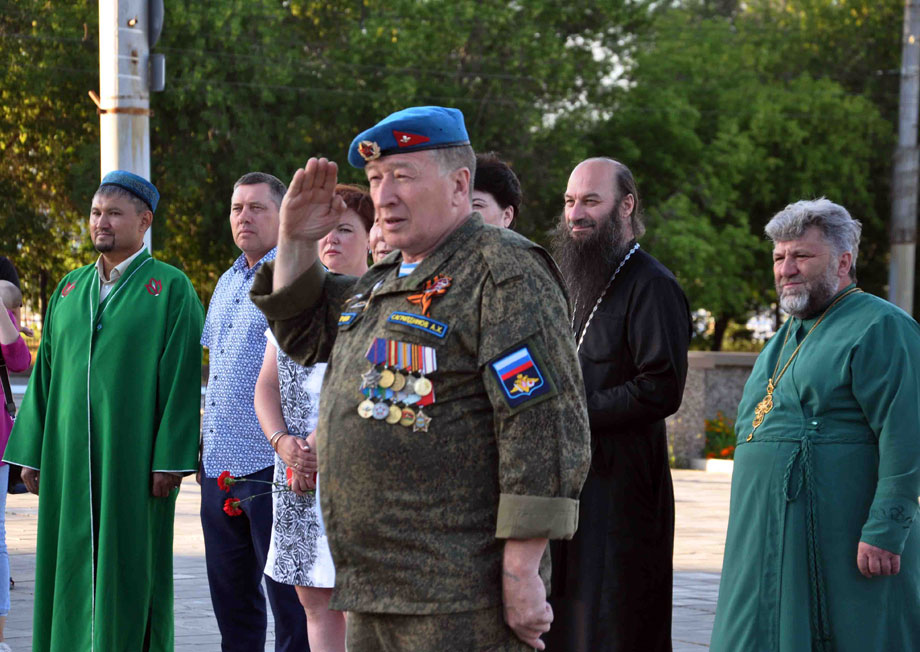 Орск зажег свечи памяти. Огонь 80 лет не гаснет в сердцах потомков победителей