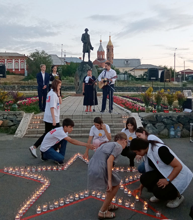 Орск зажег свечи памяти. Огонь 80 лет не гаснет в сердцах потомков победителей