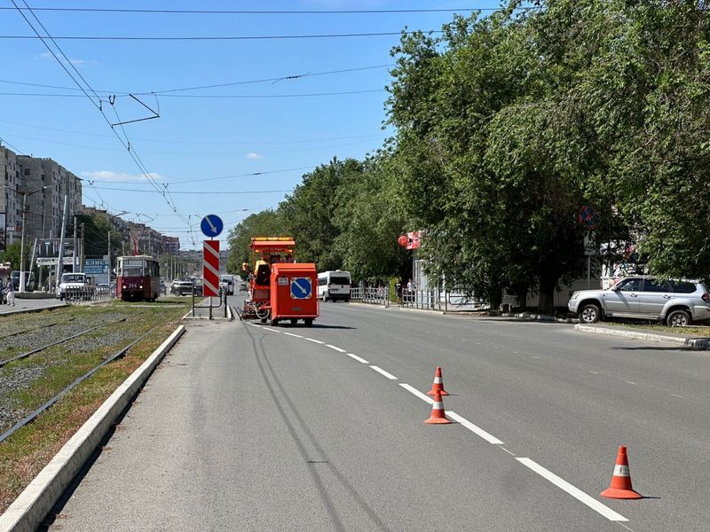 Разметку из термопластика наносят на дорогах Орска