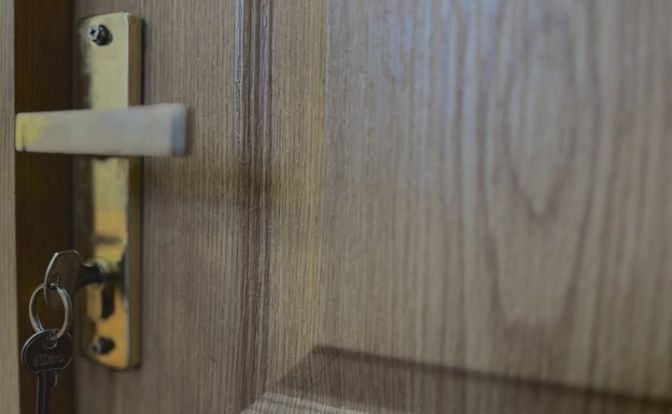 Наследники добиваются выписки матери из квартиры умершего отца
