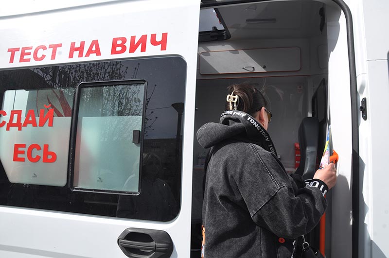 Двадцать лет в статусе. Всю правду о вирусе иммунодефицита узнали в тестмобиле