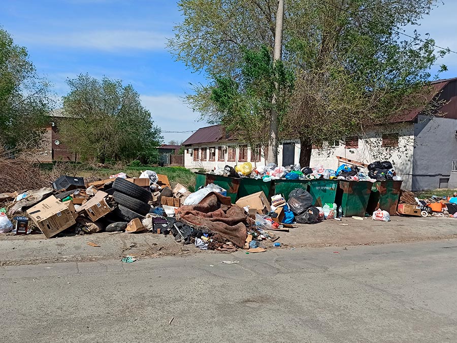 На улице Апрельской весной так и не запахло