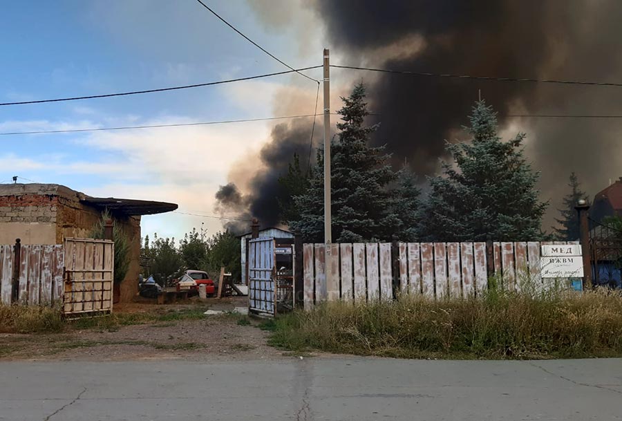 На Борисоглебской опять пожар. Огонь вплотную подошел к домам