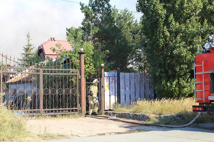 На Борисоглебской опять пожар. Огонь вплотную подошел к домам