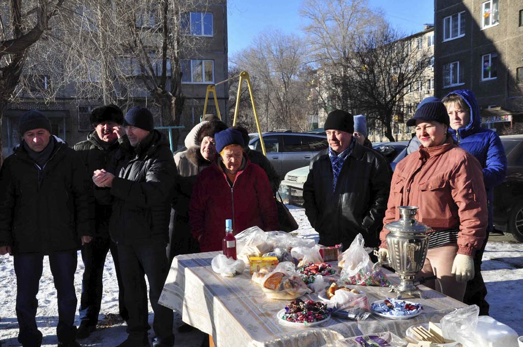 Отметили юбилей дома за самоваром