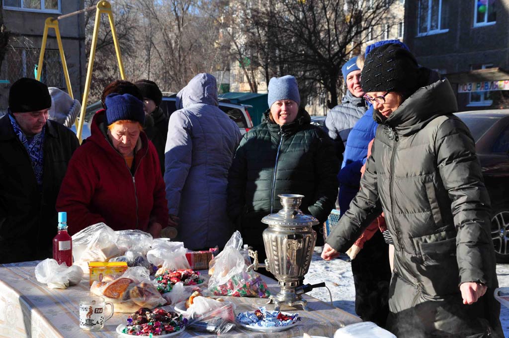 Отметили юбилей дома за самоваром