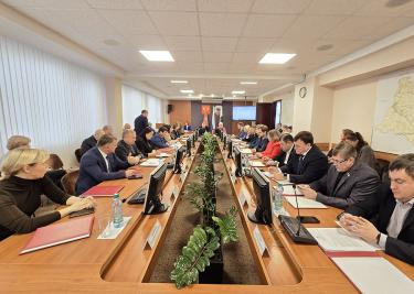 О кадровых проблемах и зарплатах. Депутаты обсуждали фонд оплаты труда коммунальщиков