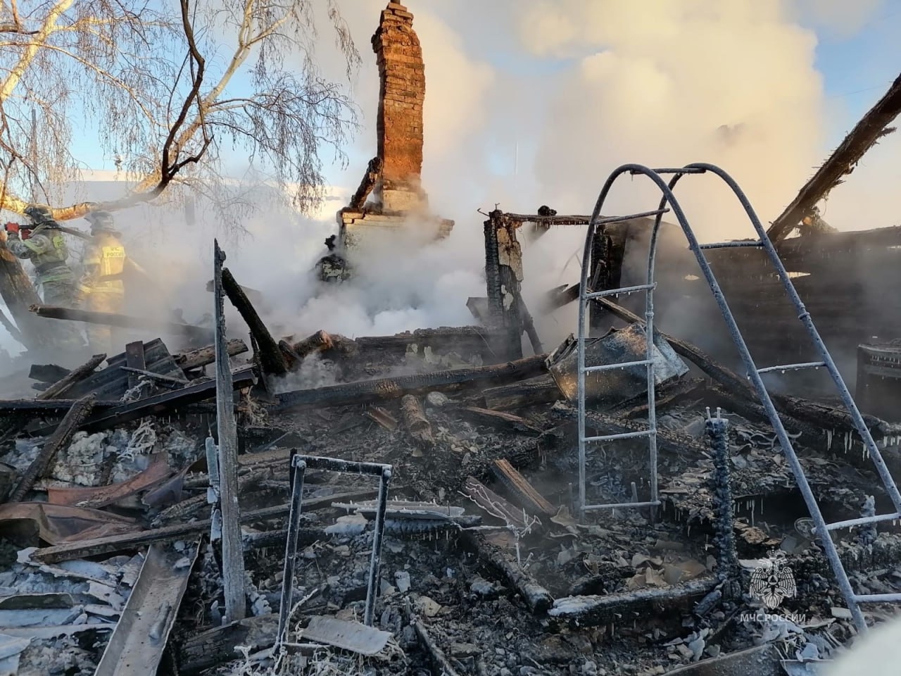 Два человека травмированы, одного спасали через окно