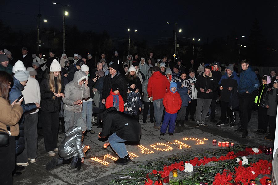 Зажгли свечи в память о жертвах теракта