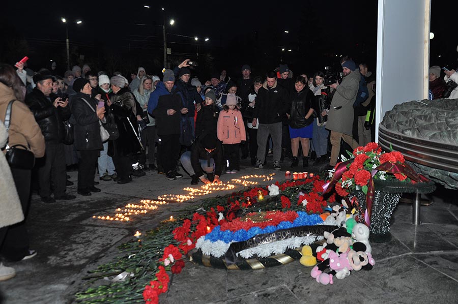 Зажгли свечи в память о жертвах теракта