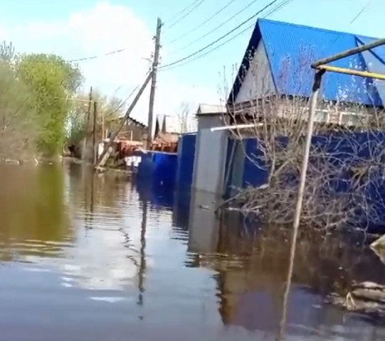 У домов в зоне затопления не торопятся откачивать воду