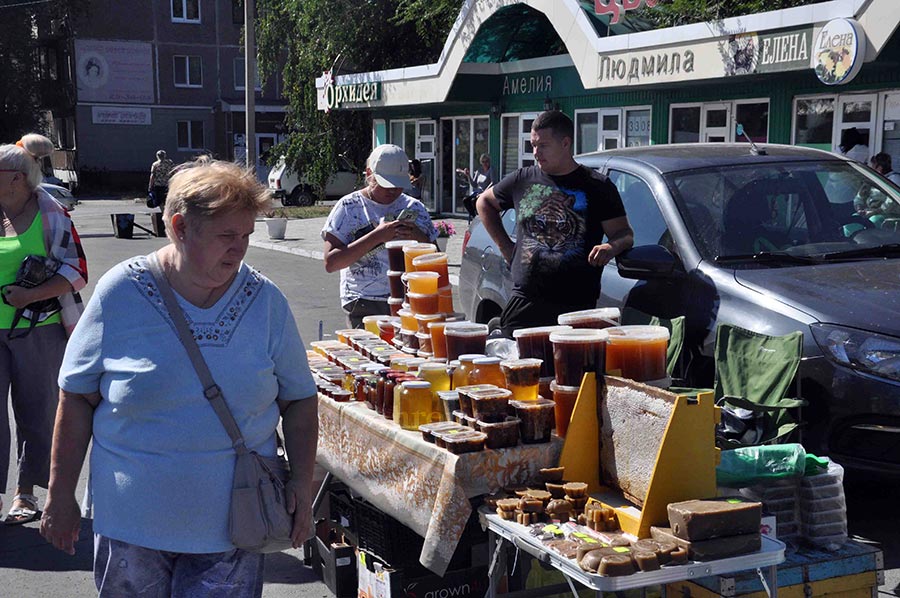 На площади мед лился рекой