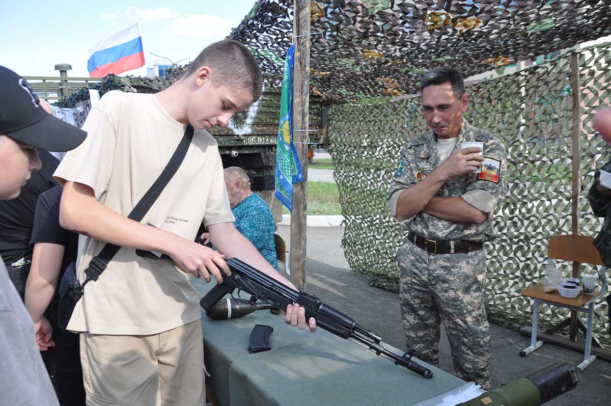 Сделали фото с Чебурашкой, посмотрели военную технику и сыграли в шахматы