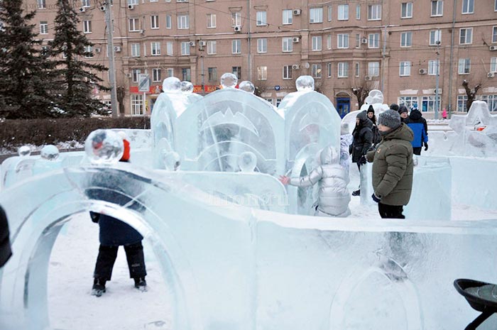 Мандарины и конфеты – в народ! Журналисты «ОХ» вышли на улицу под прикрытием