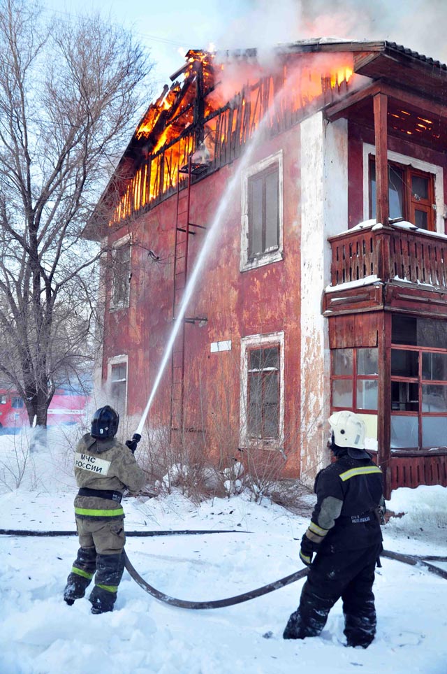 В старом доме полыхает огонь