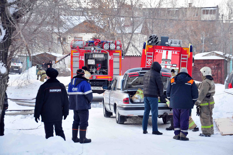 В старом доме полыхает огонь