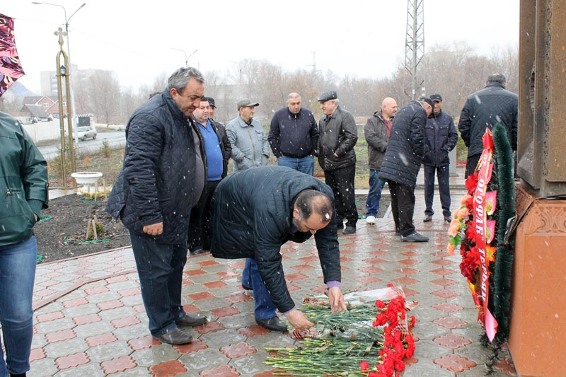 С гвоздиками – к хачкару