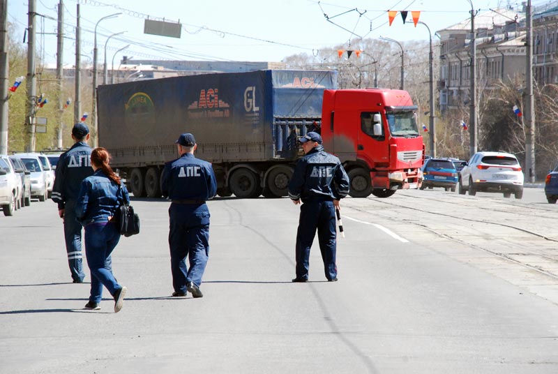 Фургоны носятся по городу