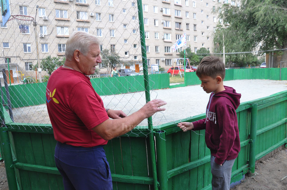 Как пенсионер помог детям корт обустроить