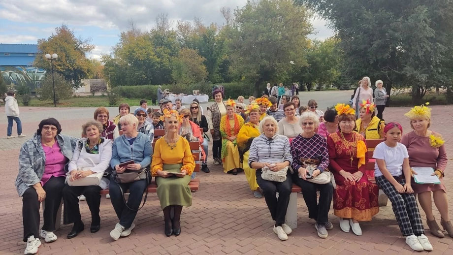 Скрасили осенние дни стихами и песнями