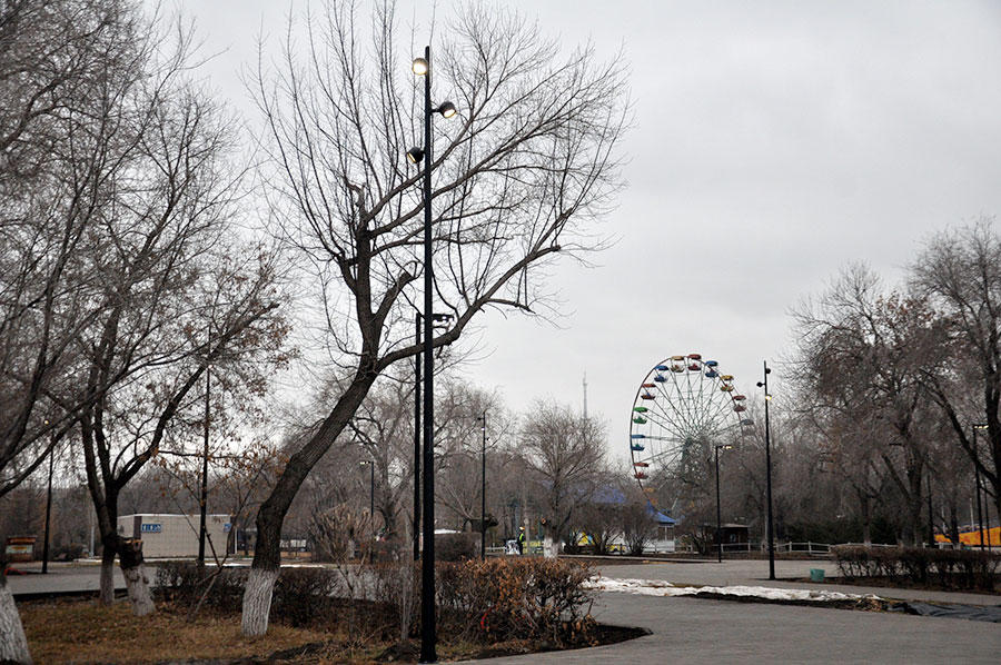 Светлее, еще светлее! Центральный парк украсили новые фонари, которых пришлось долго ждать