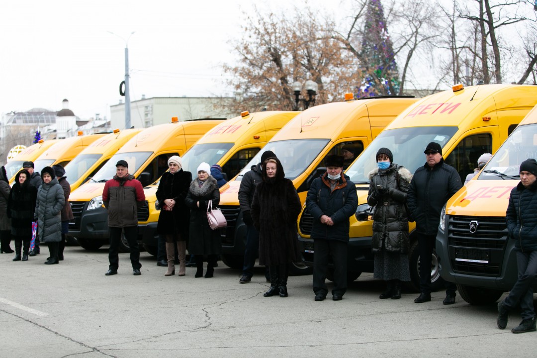 Современный автобус достался лицею