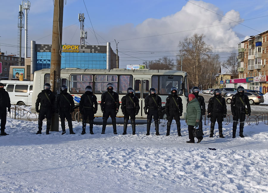 Митингующих с площади увозили в автозаках