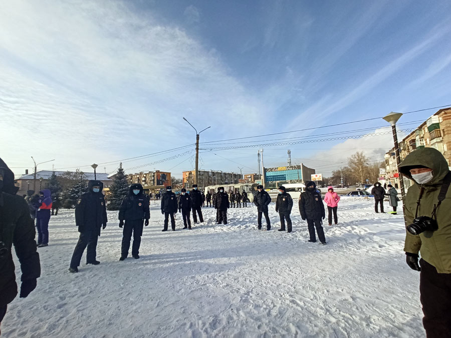 Митингующих с площади увозили в автозаках