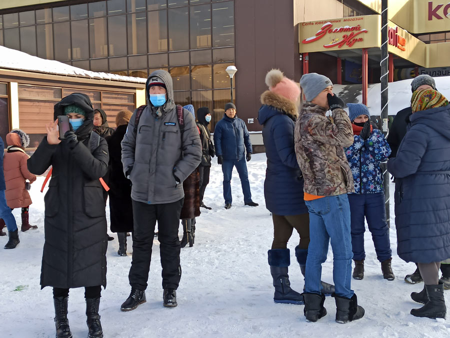 Митингующих с площади увозили в автозаках