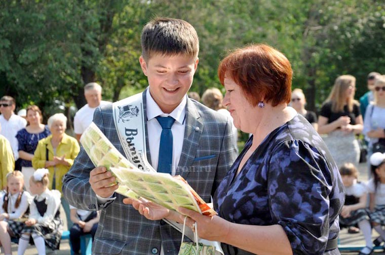 «Наша Марфа будет врач, пожелаем ей удач!». Орские выпускники попрощались со школой и учителями