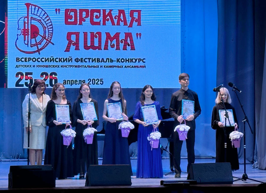 Ансамбли показали класс и получили творческие подарки